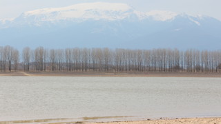 Установени са нарушения при ползването на водите от три язовира