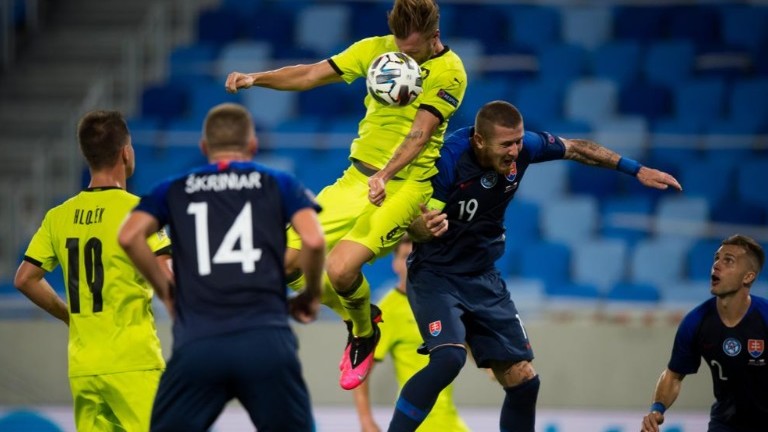 Чехия победи Словакия с 3:1 като гост в мач от