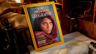 Eвакуираха в Италия известното зеленооко афганистанско момиче