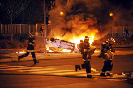 350 опожарени коли - равносметката на Париж за нощта