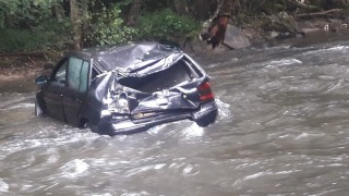 Кола изхвърча от пътя и падна в Перловската река в София
