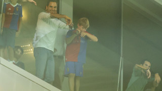 Тенис легендата Роджър Федерер празнува победата на Базел над ЦСКА в