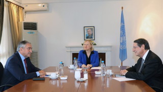 Лидерите на етнически разделения Кипър се съгласиха да отворят повече