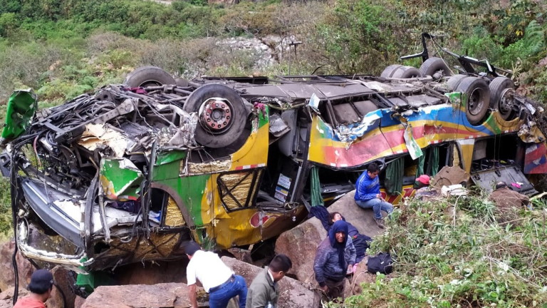 Автобус пропадна в пропаст в Перу. 23 души загинаха