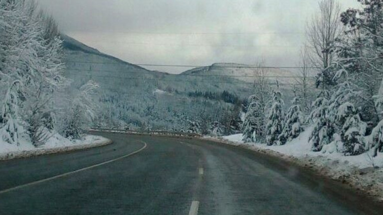 Заледявания по пътищата, ограничения по магистралите, сняг и мъгла на Шипка