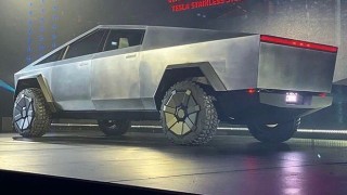 Продажбите на електрическия Cybertruck на Tesla се срутиха с 48