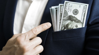 Противно на това което виждаме по филмите забогатяването от акциите