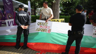 За втори пореден ден КНСБ организира протест пред Народното събрание