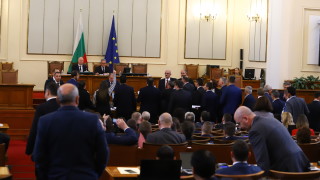 Депутатите на Продължаваме промяната направиха шоу с цел да бламират