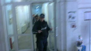 Полиция нахълта във Факултета по журналистика на СУ