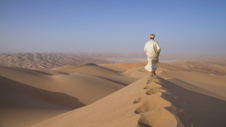 Парадокс: Саудитска Арабия внася пясък и камили от Австралия