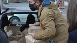 Доброволци доставят топъл обяд за медиците на първа линия в София