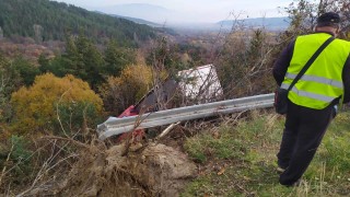 ТИР се е преобърнал в крайпътно дере в Прохода на