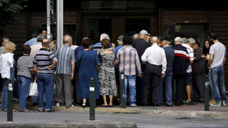 Гърците разчитат на спестявания и заеми, за да преживяват