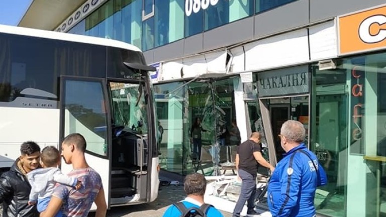 Автобус се вряза в сградата на автогара Сердика в София.