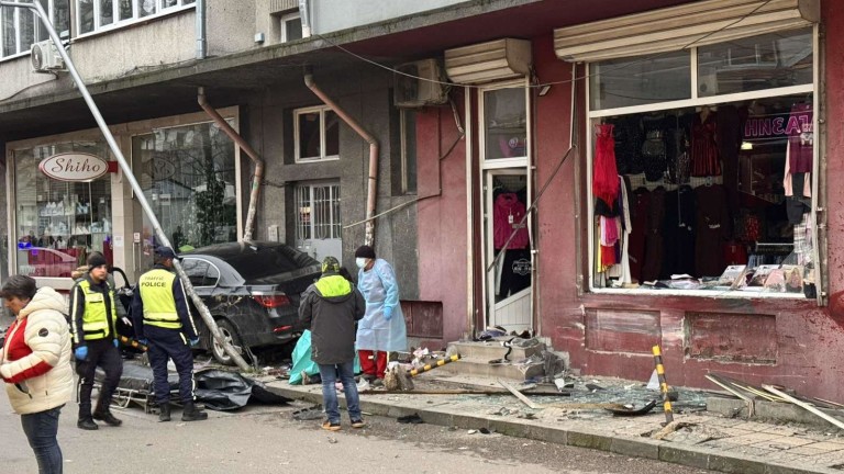 Протест във Варна - хората се събират пред Съдебната палата