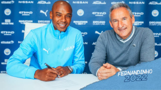 Капитанът на Манчестър Сити Фернандиньо остава в клуба и