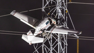 Малък самолет се разби в електропроводи с високо напрежение близо