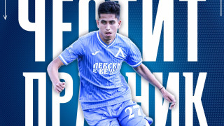 Полузащитникът на Левски Асен Митков празнува своя 18 ти рожден ден Халфът