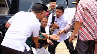 Министърът по въпросите на сигурността на Индонезия е ранен с