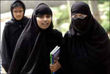 Забраняват мюсюлманските забрадки в английските училища