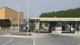 Временно спират преминаването на хора и всички видове автомобили през