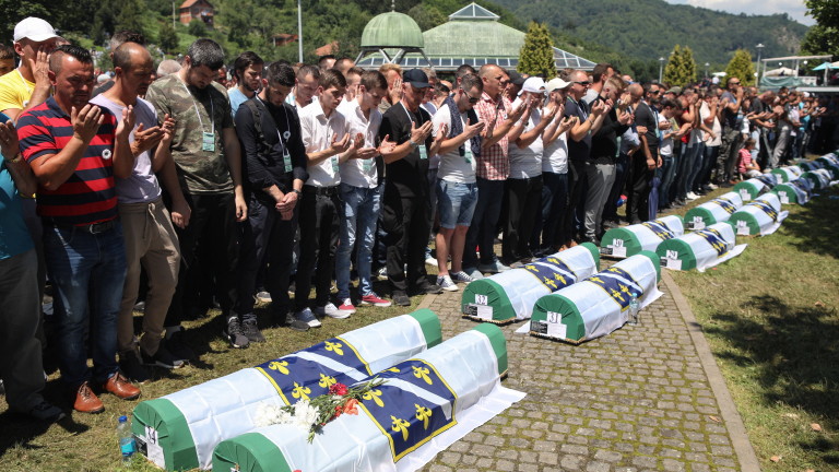 Хиляди босненски мюсюлмани се събраха в Сребреница, за да отбележат
