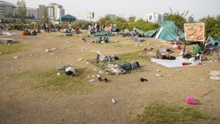 Непокорни тълпи прекараха нощта по улиците на суданската столица Хартум