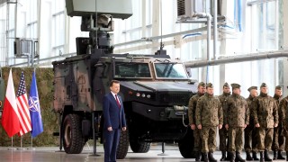Полша подписа най големия оръжеен договор в историята си Варшава ще