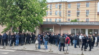 На протест пред сградата излязоха надзирателите и служителите на Централния