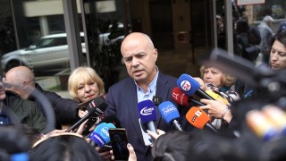 БСП виждат химикалката на Пеевски върху коалиционното споразумение