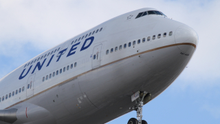 След скандала от борда на самолет: Акциите на United се стопиха