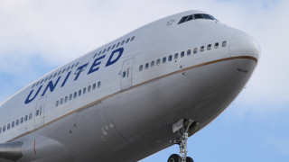 Самолет на United Airlines удари осветителен стълб и камион по