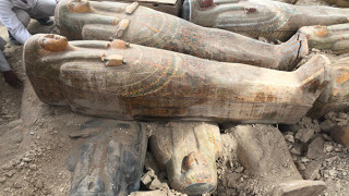 Египетски археолози откриха повече от 20 древни саркофага в близост