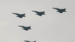 Самолетите на китайските военновъздушни сили обиколиха нидерландска фрегата и се приближиха