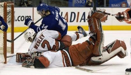 "Ураганите" не успяха да издухат "Кленовите листа"