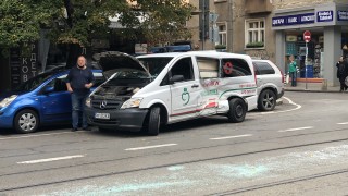 Линейка и лек автомобил катастрофираха на бул Христо Ботев недалеч
