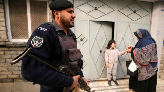 Бомба уби петима полицаи в Пакистан