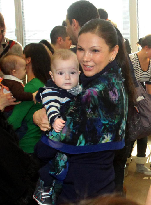 Юлиана Дончева с бебето на Бабинден (СНИМКИ)