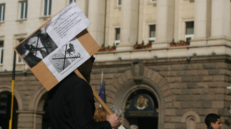 Двайсетина ресторантьори на протест под прозорците на властта