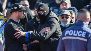 Фенове на Левски в Сектор Б нахлуха на пистата по