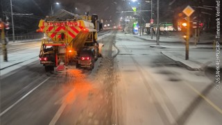 105 снегорина са почиствали снега в София през нощта съобщават