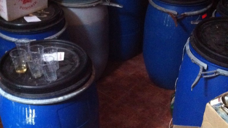 Митничари иззеха 910 литра нелегален етилов алкохол от гараж в