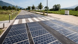 През декември 2016 година Франция откри първото соларно шосе в