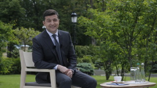 Украинският президент Володимир Зеленски вярва че Ватикана би била най доброто