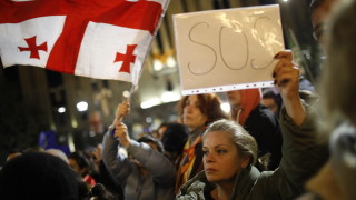 Три грузински опозиционни партии призоваха за улични протести следващия понеделник Те