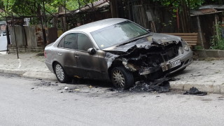 Кола изгоря в центъра на Бургас