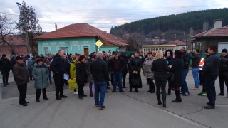 Жители на Бобов дол излязоха на протест и заплашиха с