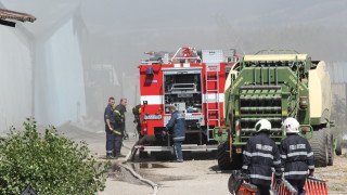 Шест пожарни коли гасят цех на печатница в столичния кв
