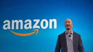 Сенатори питат Безос дали Amazon следи служители и притиска синдикати